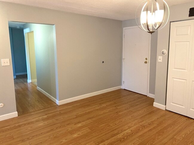 Building Photo - 573 Broad St