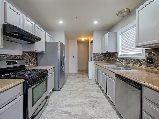 Building Photo - Spacious 3-Bedroom Home in a Great Pontiac Location!