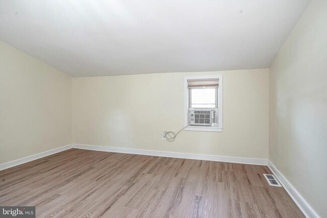 Building Photo - 19 E Millbrooke Ave