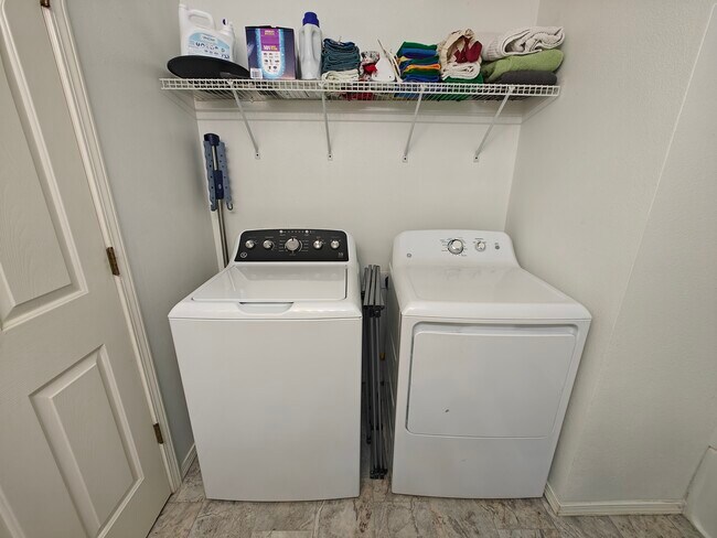 Building Photo - 2141 N Midtown Dr