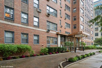Building Photo - 2909 N Sheridan Rd