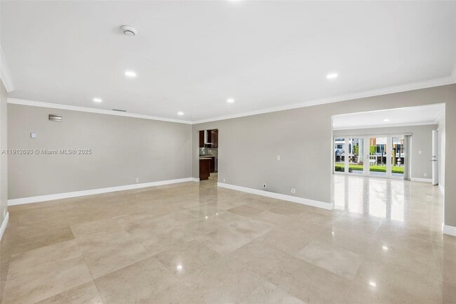 Building Photo - 633 Solar Isle Dr