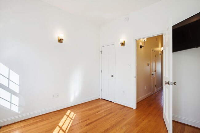 Building Photo - Spiffy 3 Bedroom, 2 Full Bathroom Rowhome just steps from Lincoln Park!!