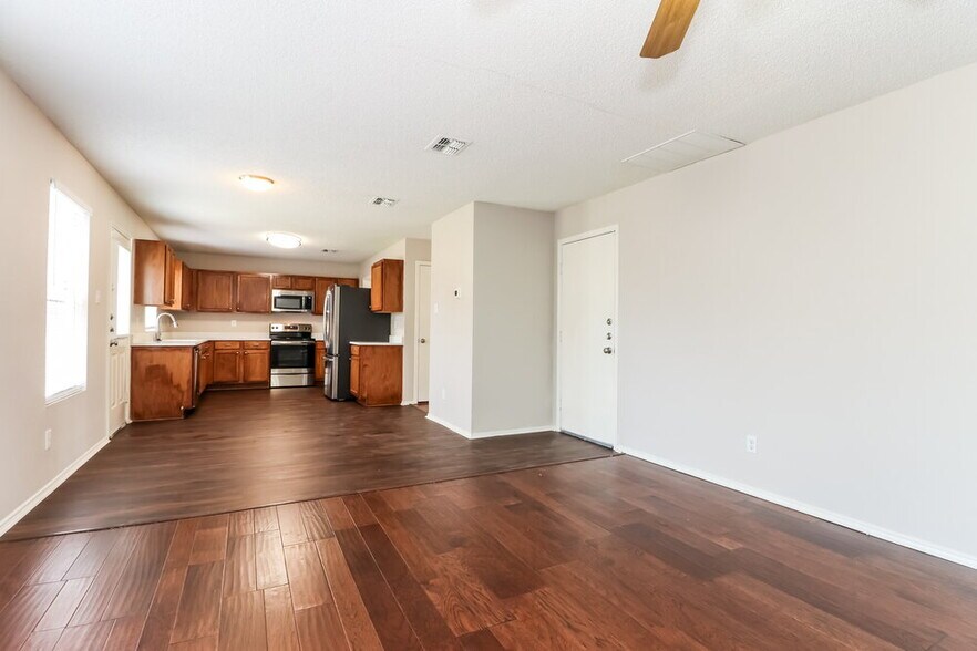 Building Photo - 8750 Gray Fox Ct