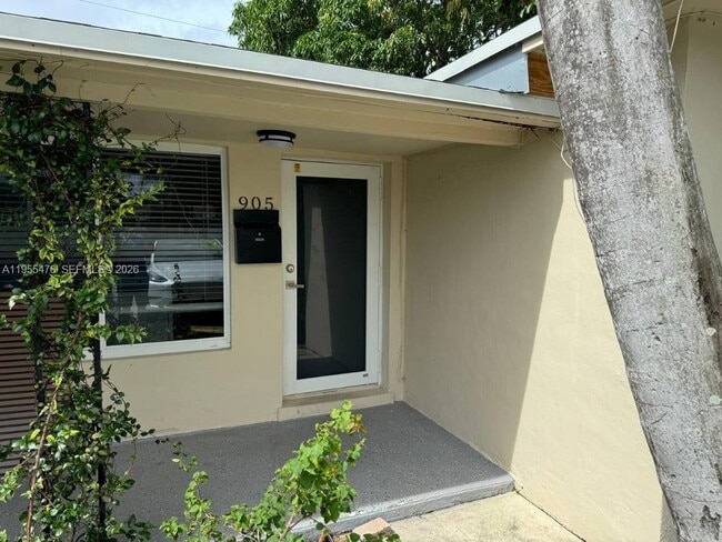 Building Photo - 905 NE 7th St