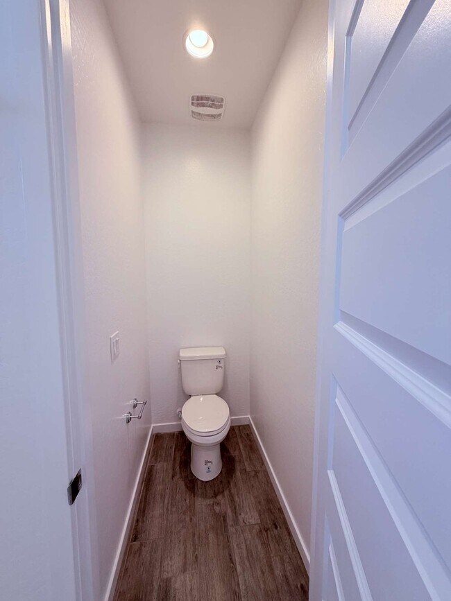 Building Photo - 10126 E Ulysses Ave