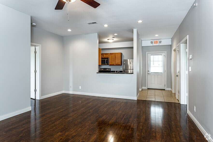 2BR, 2BA - 1063 SF - Manor - Lofts at The Manor Apartments