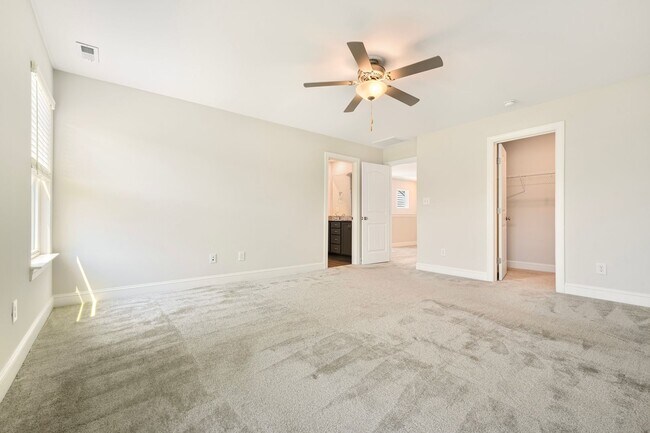Building Photo - Available now! Spacious & beautiful 3 bedroom townhome!