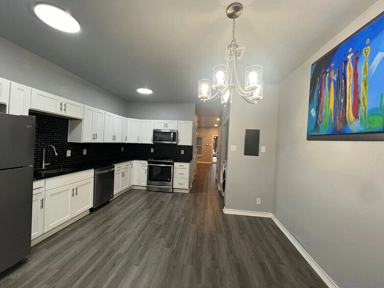 Building Photo - Room in Townhome on Magnolia Blossom St