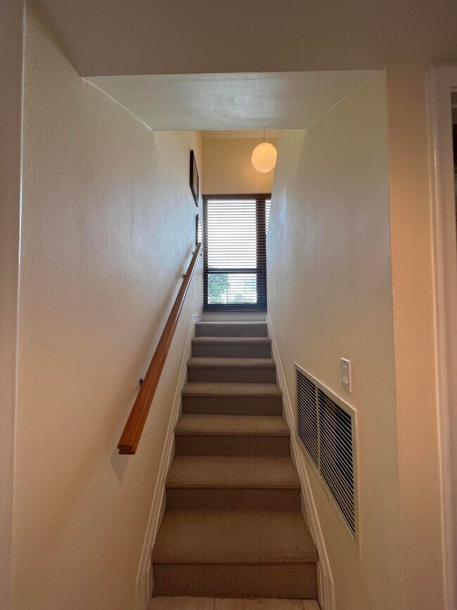 Building Photo - 2104 Bridgewood Dr