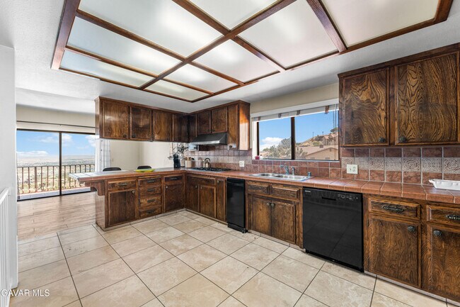 Building Photo - 1055 Lakeview Dr
