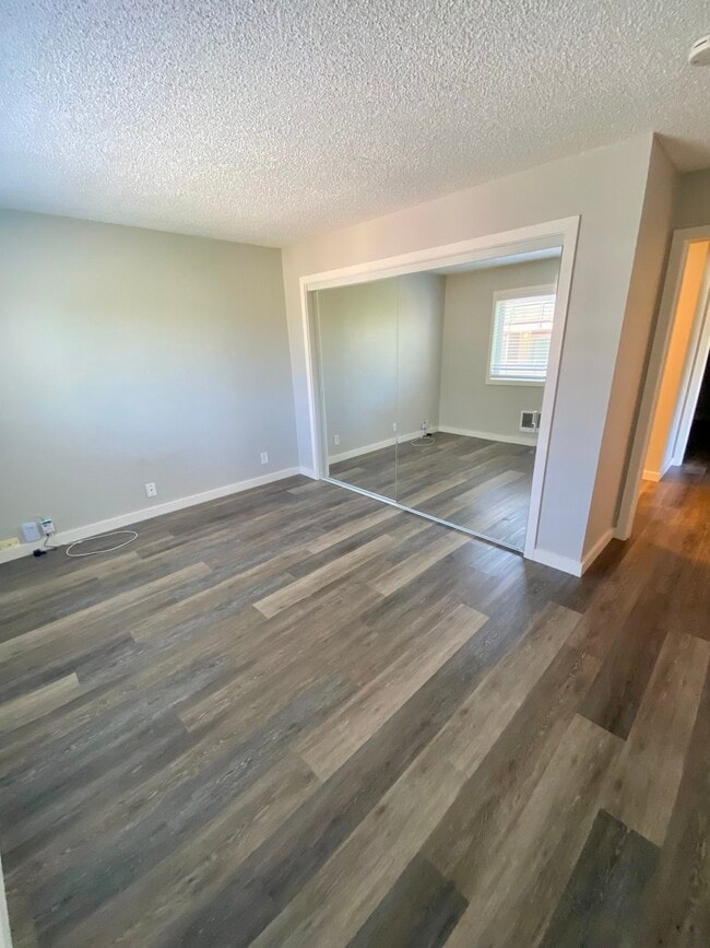 Building Photo - 540 Elm St