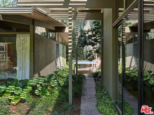 Building Photo - 8973 Wonderland Park Ave