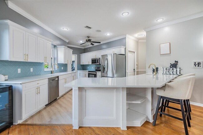 Building Photo - 2122 Oak Forest Ln