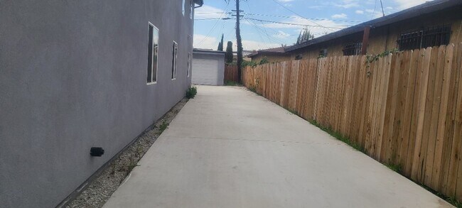 Building Photo - MULTI-FAMILY HOUSE