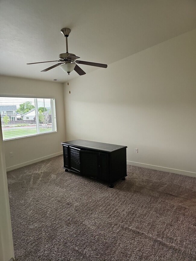 Building Photo - August free! 3 Bed/3.5 Bath Town Home for Rent in Bluffdale!