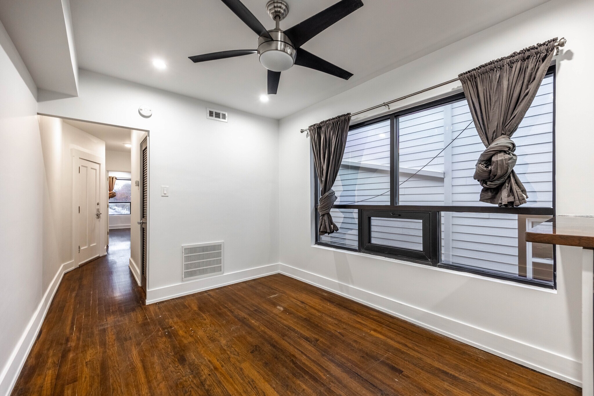 Building Photo - 3716 W Belmont Ave