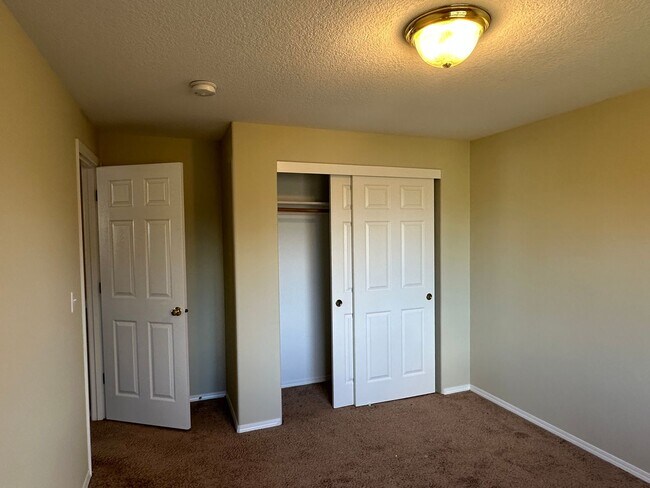 Building Photo - Spacious 3 Bedroom + 1 Bonus Room, 2 Bath House!