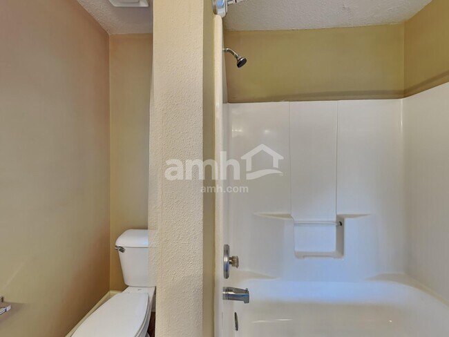 Building Photo - 208 Winding Willow Trl