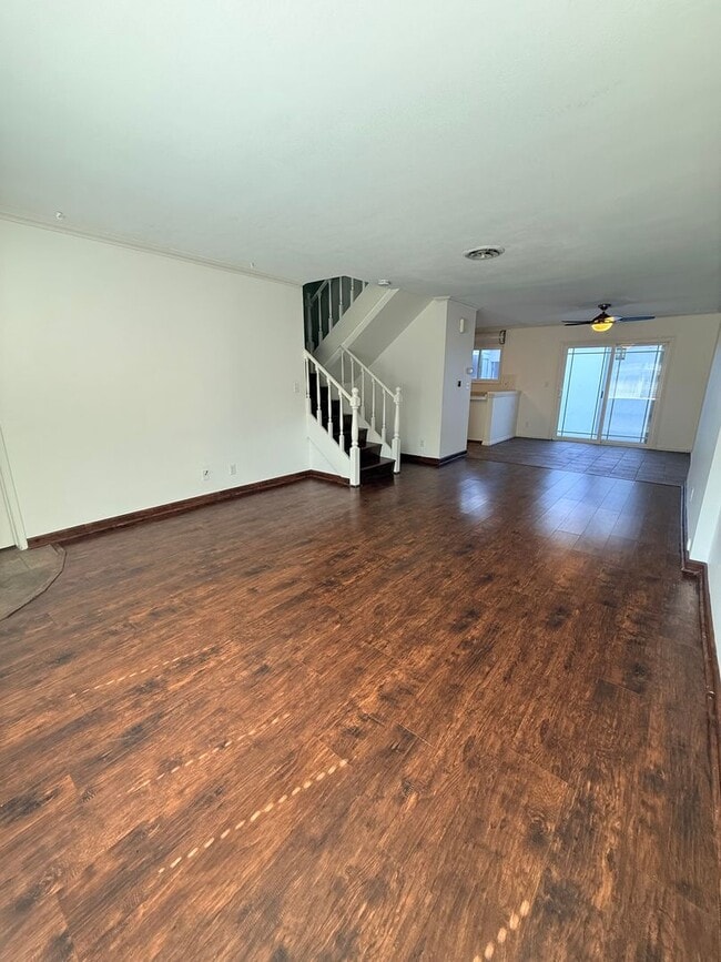 Building Photo - Spacious 3 bedroom 2 bath townhome with 2 ...
