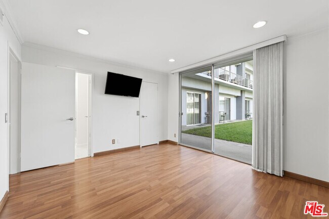 Building Photo - 100 S Doheny Dr