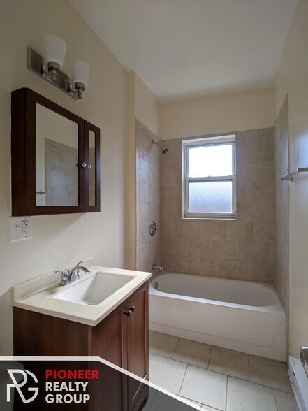 Building Photo - 949 W Cornelia Ave