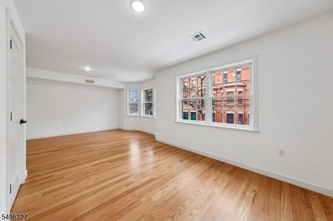 Building Photo - 52 James St