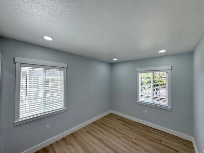 Building Photo - Bright & Spacious 1 Bedroom + 1 Bath with Private Yard & In-Unit Laundry