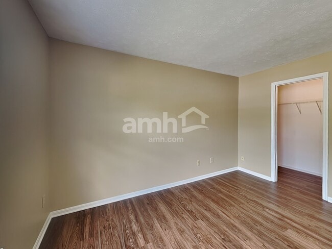 Building Photo - 10 Bobwhite Ct