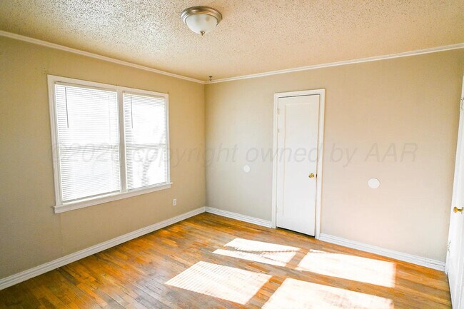 Building Photo - 1501 S Avondale St