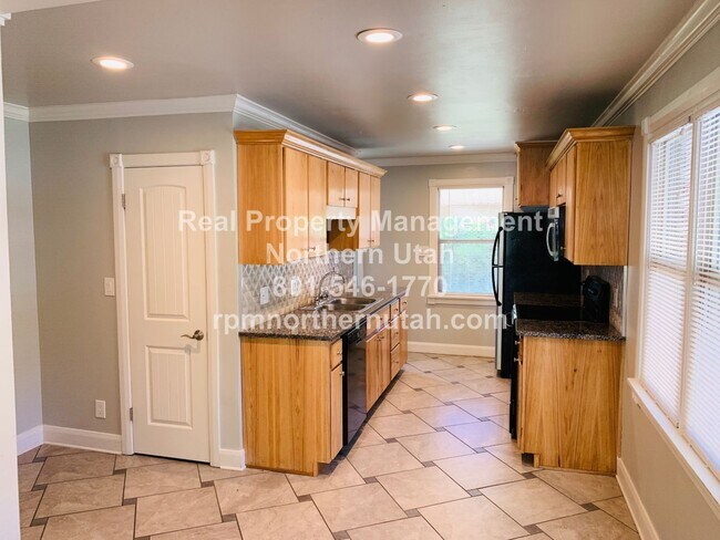 Building Photo - Beautiful 4 Bed 2 Bath Ogden Home Coming S...