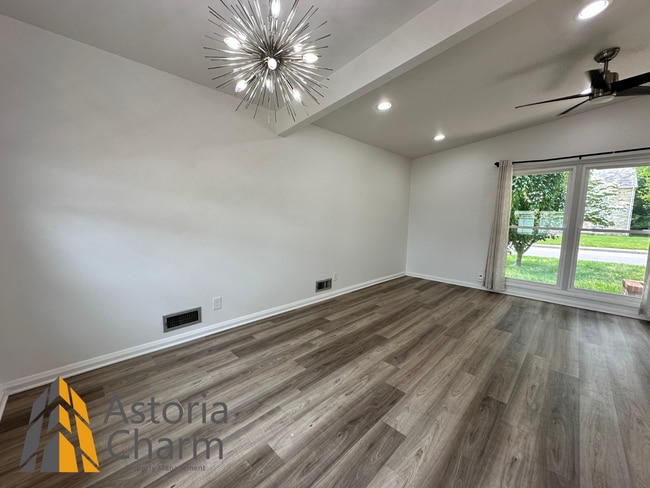 Building Photo - Spacious 4 Bedroom + Den Home with Private...