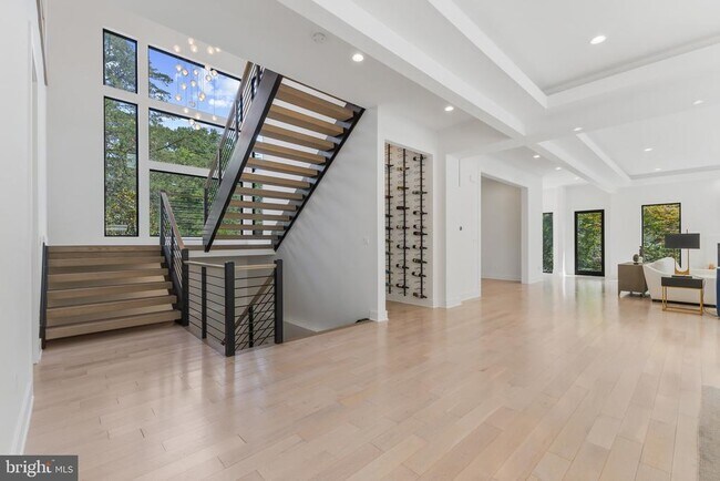 Building Photo - 1513 Oakview Dr