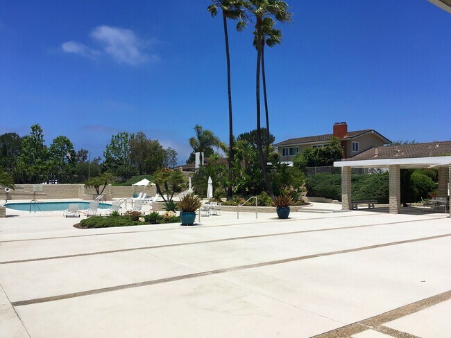 Building Photo - FANTASTIC Ocean Views!!