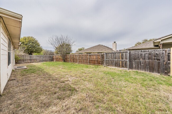 Building Photo - 636 Saddleway Dr