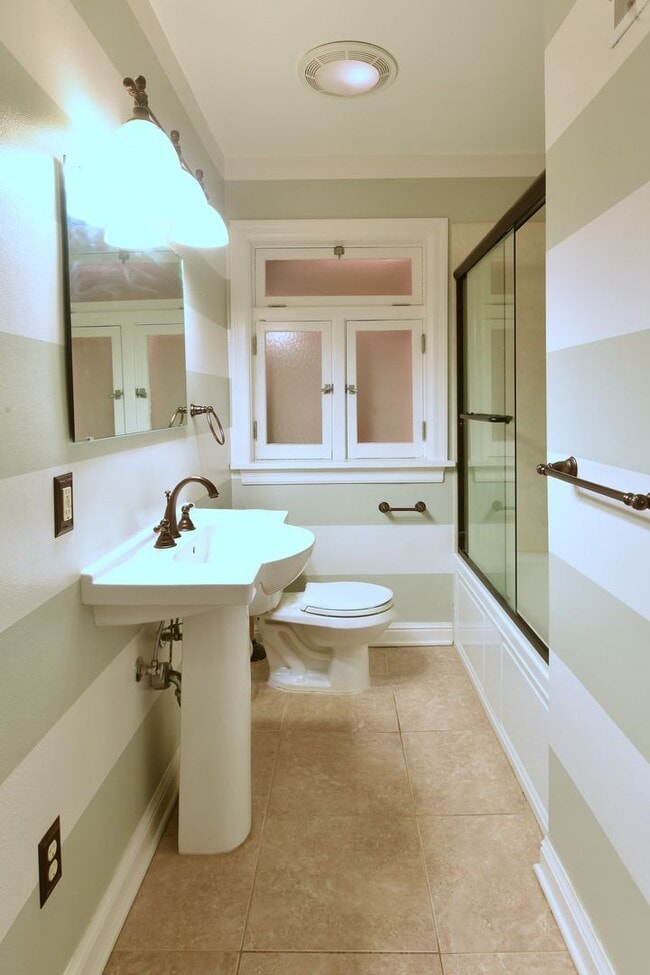 Building Photo - Kirkwood 5 bedroom / 3 full bathroom home
