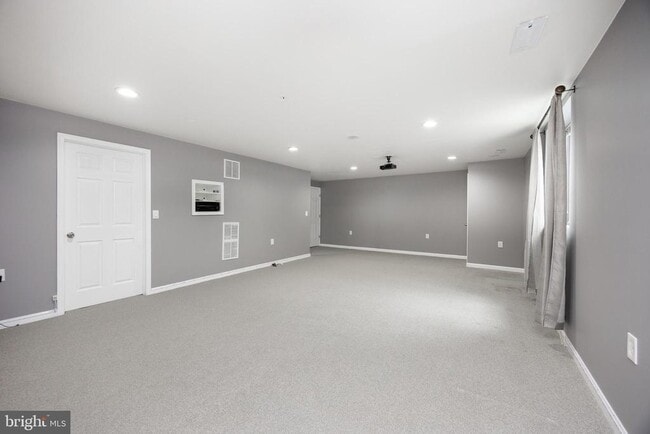 Building Photo - 253 Fairfield Cir W