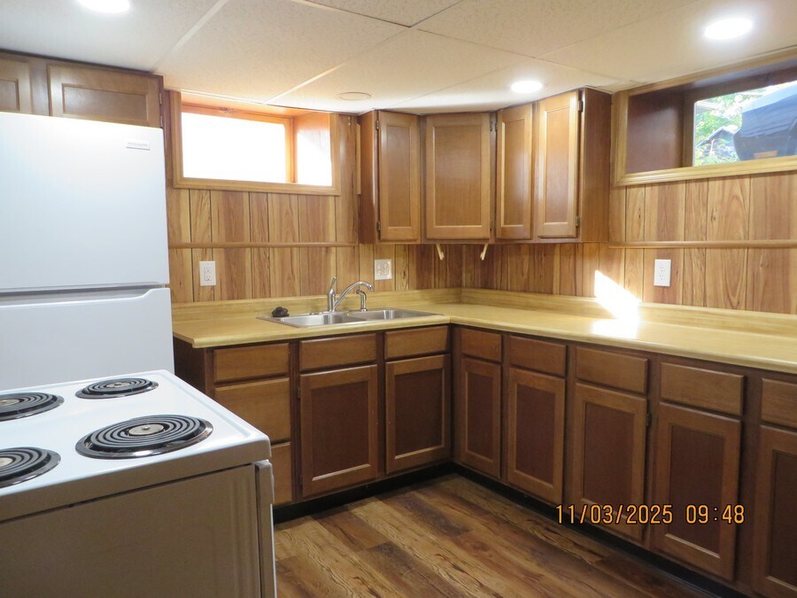 Building Photo - 921 W 8th St