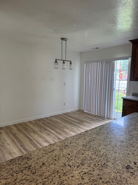 Building Photo - 1010 W 820 S
