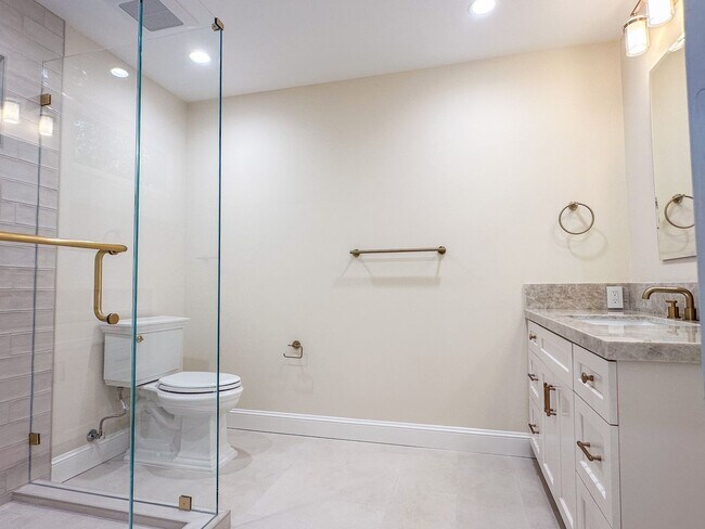 Building Photo - Exceptional Executive Estate With Pool and Tennis Court