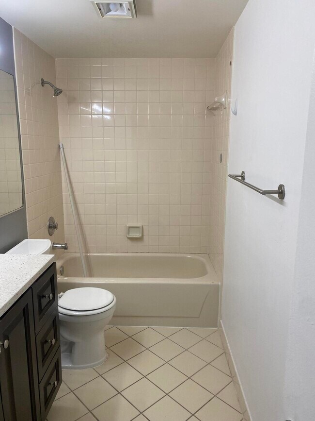 Building Photo - 222 Live Oak Ln