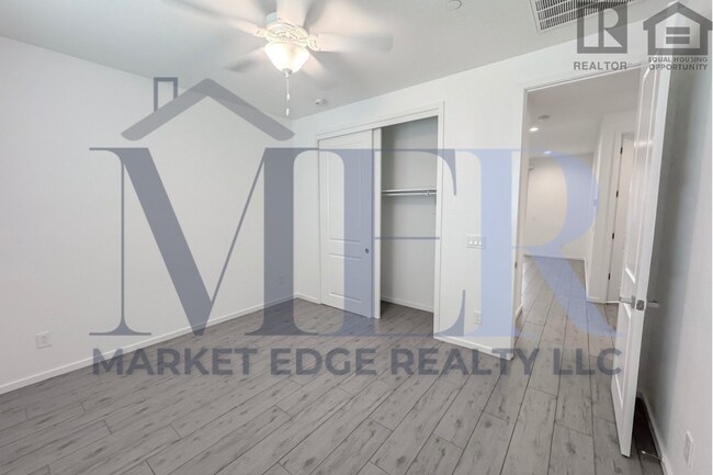 Building Photo - 3Bed/2.5Bath Townhouse at 7th St/Hatcher! Move-In Ready on 04/09/2026! -- NO HOA! ALL TILE FLOORING!