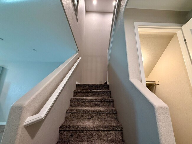 Building Photo - 3 BED 2.5 BATH 2 CAR GARAGE MODERN TOWNHOM...