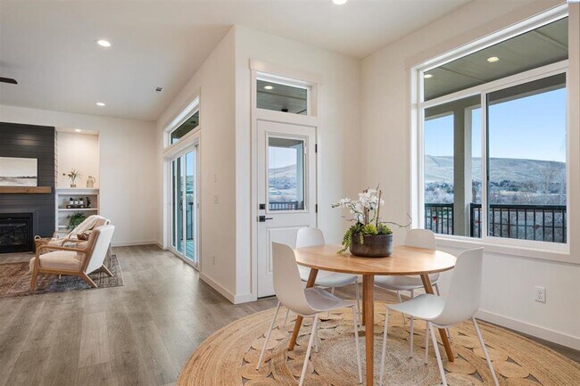 Building Photo - Stunning New Construction Five Bedroom Three Bath in South Richland!