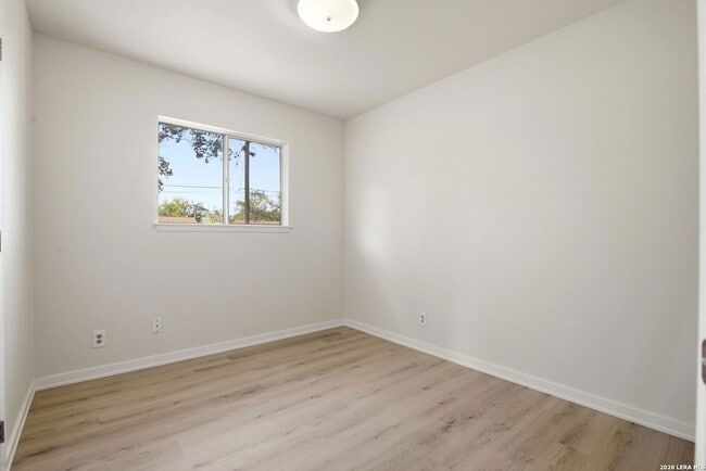 Building Photo - 4606 Hollyspring Dr