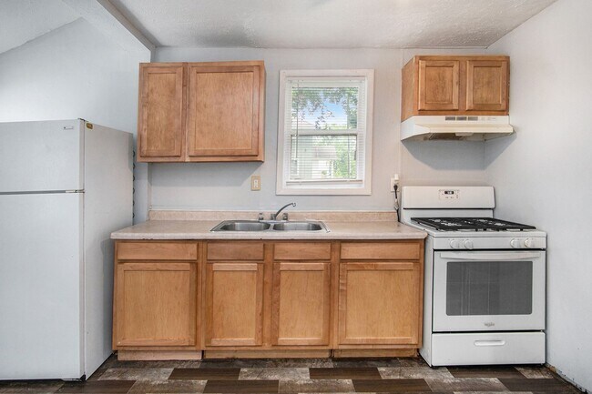 Building Photo - 3 Bedroom Close to Creighton!