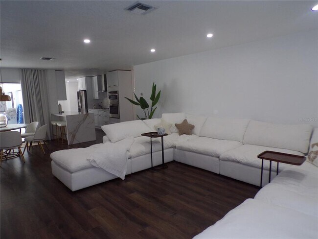 Building Photo - 1802 Los Alamos Dr