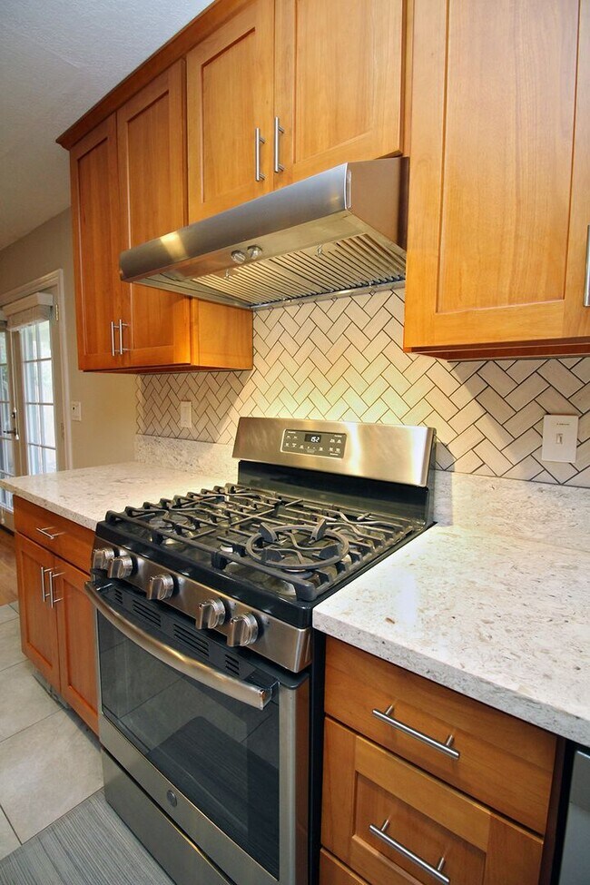 Building Photo - Gorgeous, Remodeled 3 Bed/2 Bath Mid-Century Ranch on Huge Lot – Lake Oswego!