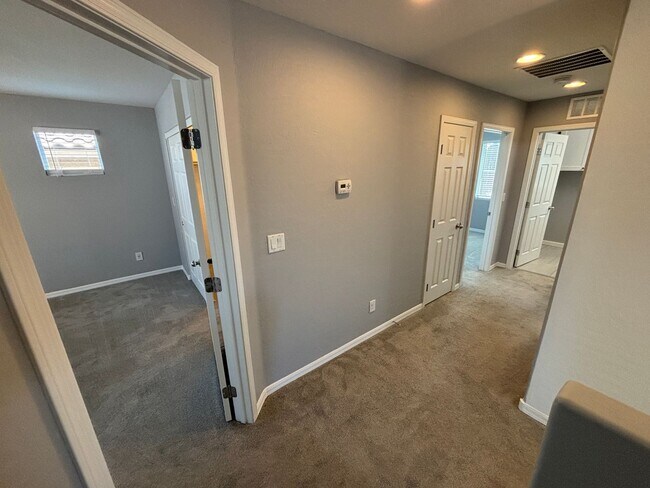 Building Photo - Beautiful 4Bed/3Bath/2Car Residence located in Providence