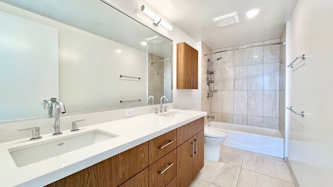 Building Photo - PET FRIENDLY! BEAUTIFUL 2 BEDROOM UNIT ON ...